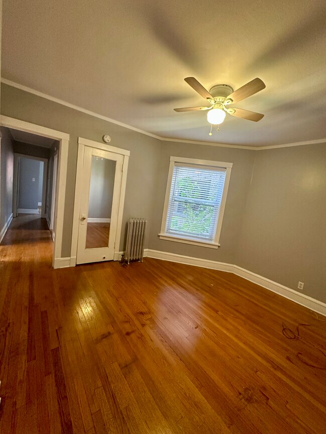 Building Photo - 6442 N Bosworth Ave