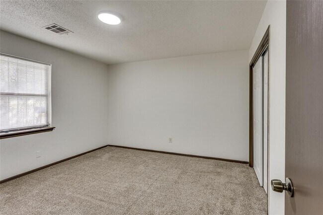 Building Photo - 2210 SW 30th St