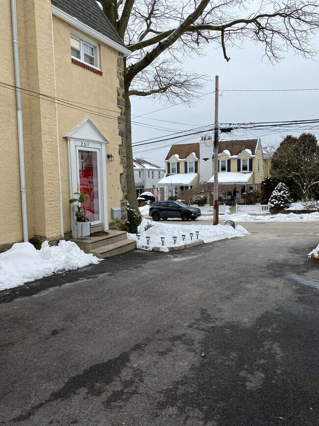 Building Photo - Gorgeous 3-Bedroom Townhouse in Ardmore! Available mid-September!