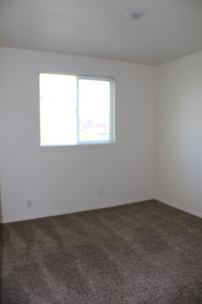 Building Photo - 4 bedroom, 2.5 bath home in quiet Scappoose neighborhood