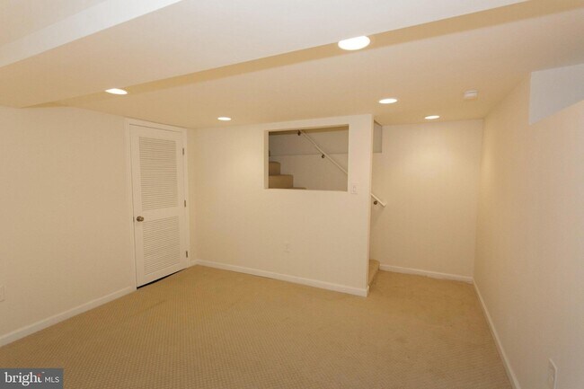 Building Photo - 1419 N Longfellow St