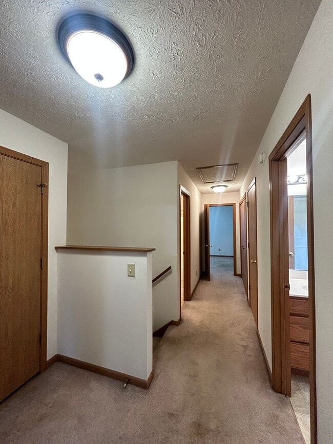 Building Photo - 3 Bedroom Townhome