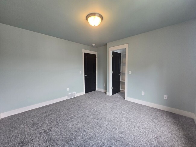 Building Photo - Beautiful 2 bed 1.5 bath townhome