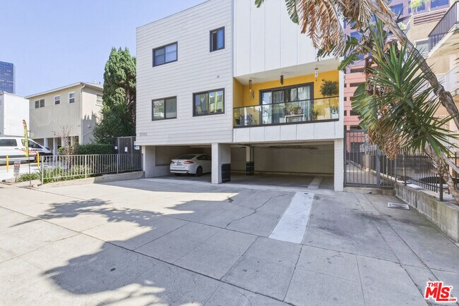 Building Photo - 11746 Goshen Ave