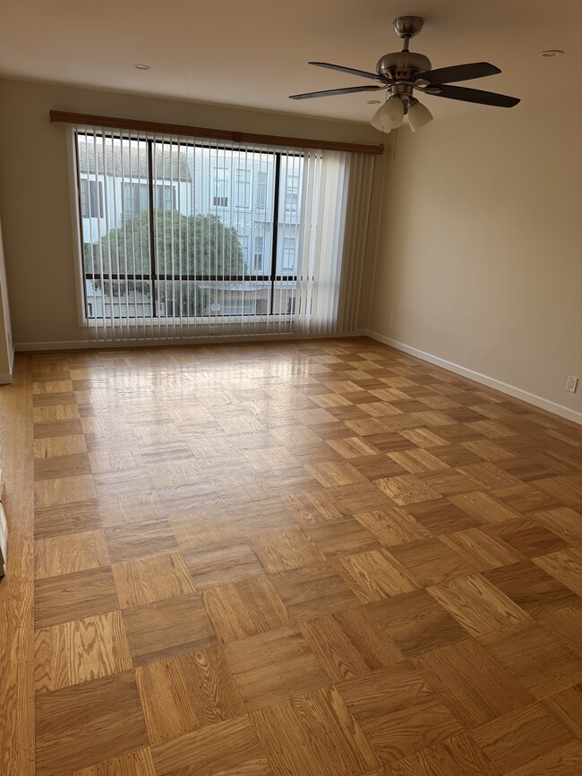 living room - 2727 Franklin St