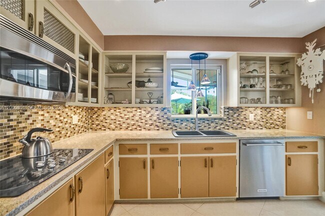 Building Photo - 417 NE 29th St