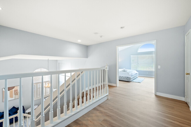 Building Photo - 10919 Mirador Dr