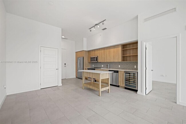Building Photo - 2150 N Bayshore Dr