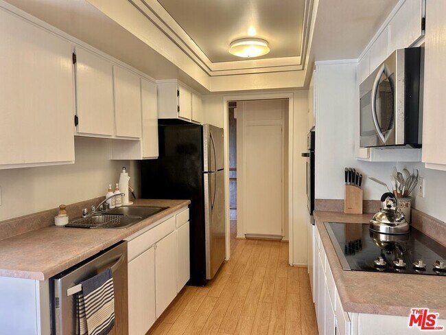 Building Photo - 5870 Green Valley Cir