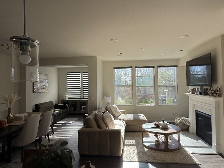 Building Photo - 421 Addison Cir