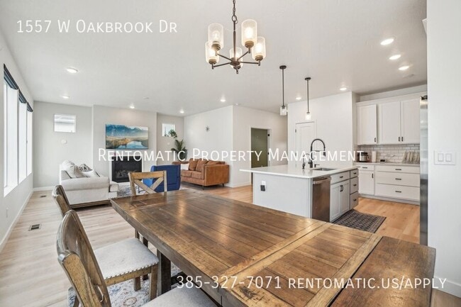 Building Photo - 1557 W Oakbrook Dr