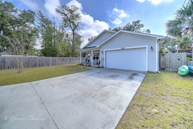 Building Photo - "Charming 3-Bedroom Oasis with 2 Baths and...