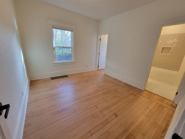 Building Photo - Don’t Miss This! Spacious 2 Bed, 2 Bath in North Portland