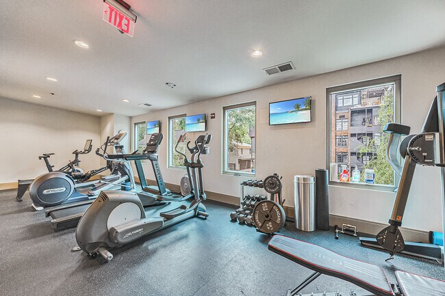 Building Photo - 905 Juniper St NE