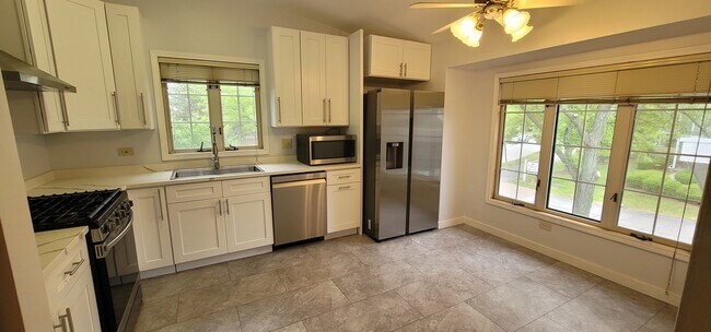 Building Photo - 583 W Parkside Dr