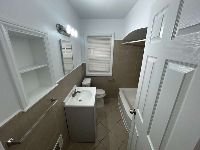 Building Photo - Charming 3 Bedroom Bungalow