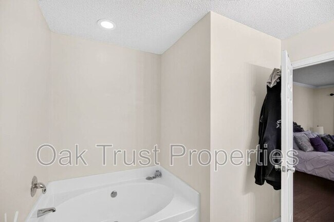 Building Photo - 137 Venice St
