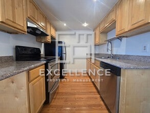 Building Photo - 2/1.5 Condo in 4plex, Granite Counters, LVT, 1 Car Garage, Community Pool and Laundry