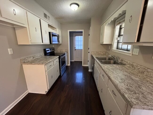 Building Photo - Renovated 3 Bedroom 2 Bath Home with 2 Car...