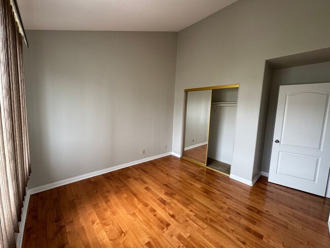 Building Photo - Beautiful 3bd 2.5 bath townhome
