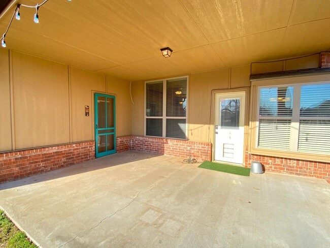 Building Photo - Water Front Property!!  3 Bed, 2 bath with Storm Shelter