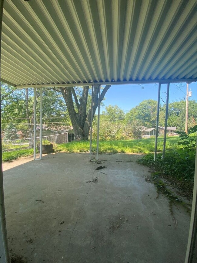 Building Photo - $2,100 | 4 Bedroom, 2 Bathroom Multi Floor...