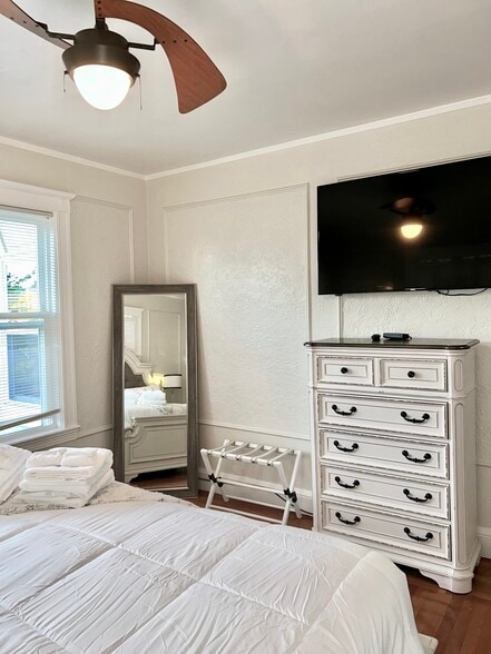 Bedroom 1 King bedroom - 51 Hazelton St