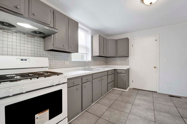 Building Photo - 465 W 27th St