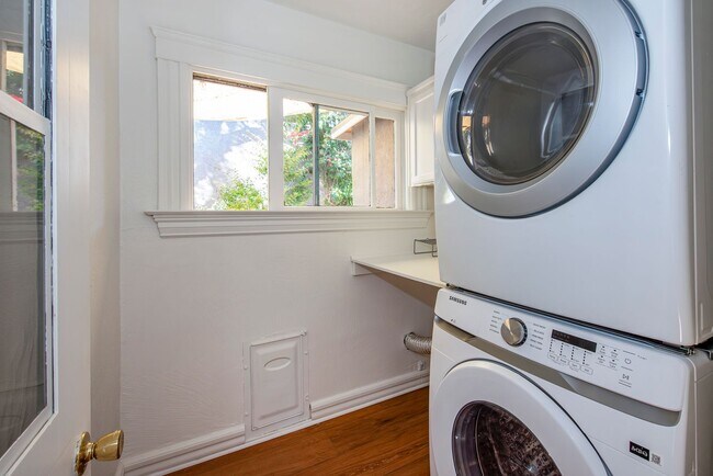 Building Photo - Gorgeously Restored Downtown Home!