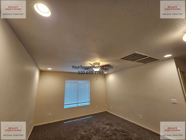 Building Photo - 3/2 & a Loft, AC off of River Road near Oracle Road