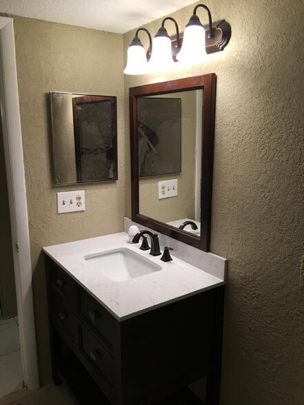 Building Photo - 4112 Inverrary Dr