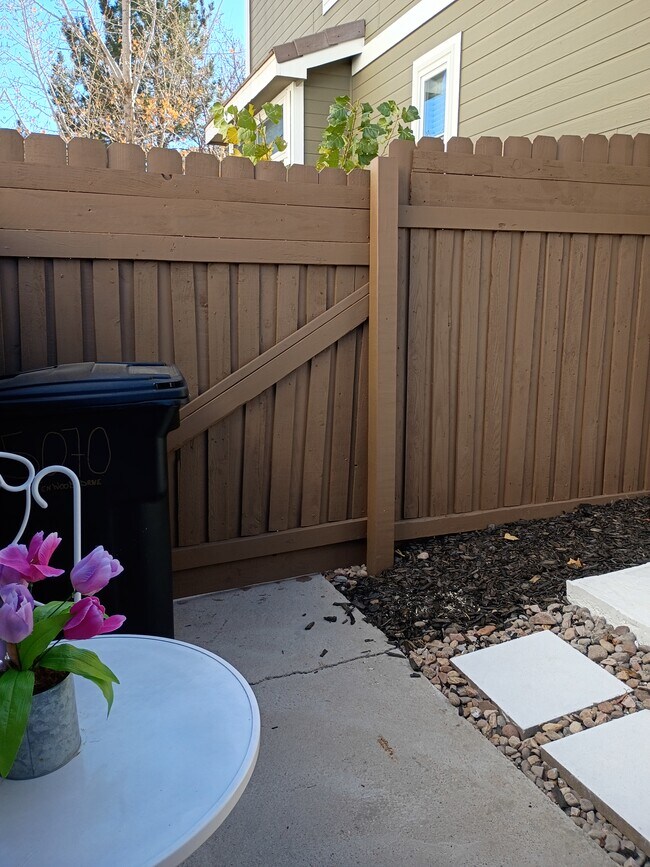 Building Photo - 5070 Fenwood Dr