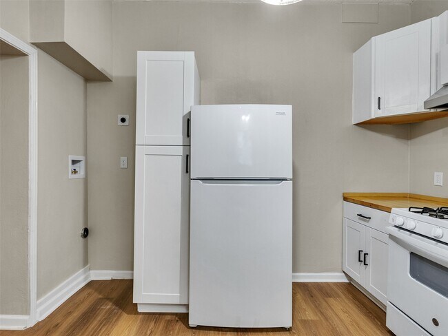 Building Photo - 414 N Avenue C