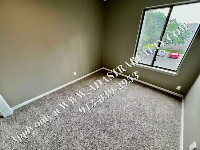 Building Photo - Updated 3 Bedroom 1 Bathroom Apartment in ...