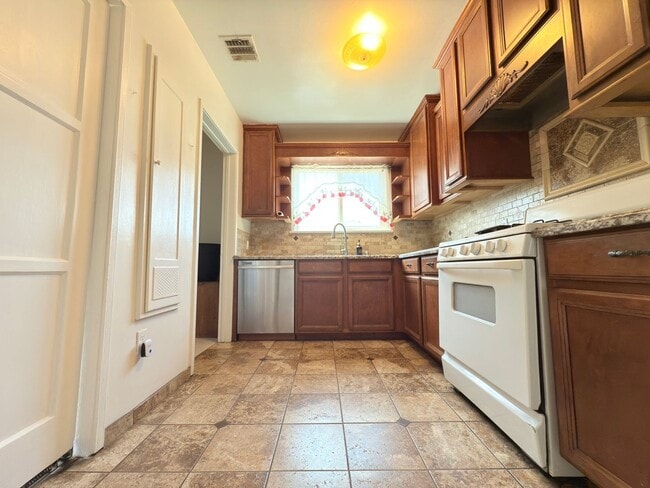 Building Photo - Bright and Spacious Two-Bedroom in Sun Valley