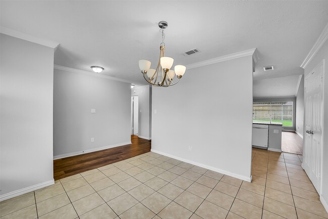 Building Photo - 13618 Piney Oaks Dr
