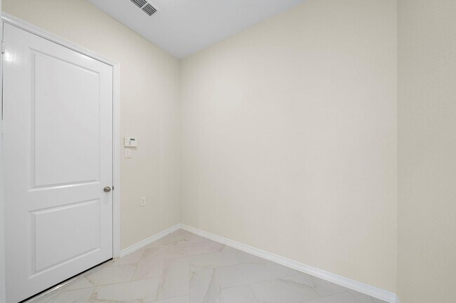 Building Photo - 9806 Oakwood Trl