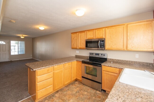 Building Photo - 475 N Redwood Rd