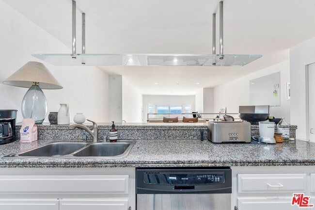 Building Photo - 4403 Ocean Front Walk