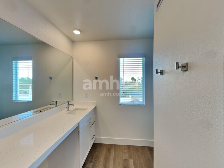 Building Photo - 9513 Harkes Dr