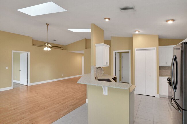 Building Photo - 3/2 in Pelican Bay
