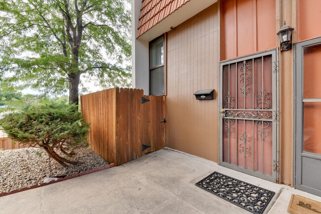 Building Photo - 2899 S Locust St