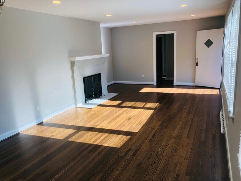 Building Photo - 1509 Peachtree Dr