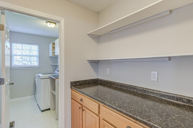 Building Photo - 2112 Echo Glen Ln