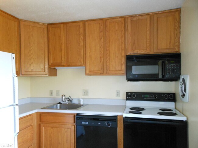Building Photo - 2 br, 1.5 bath House - 35 Spring Court