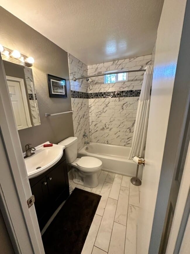 Building Photo - Lovely 5Bd pet friendly home available for rent now!! Home is ready for a long term renter! Call ...