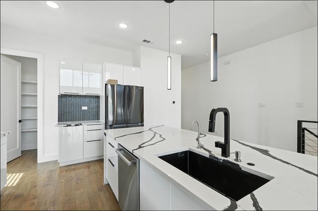 Building Photo - 3523 N Versailles Ave
