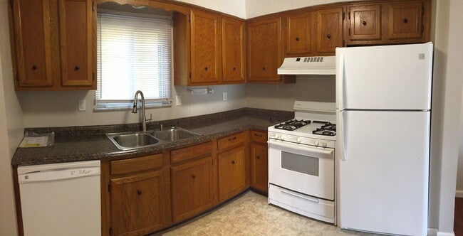 Building Photo - 2 Bedroom Shaler Townhouse with Garage