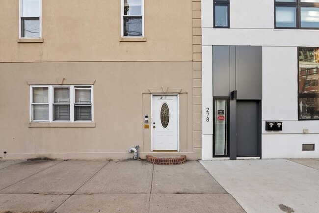 Building Photo - 280 Grand St