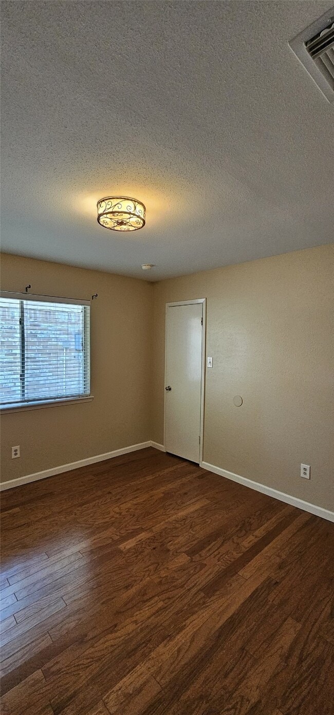 Building Photo - 22 W Broken Oak Ct